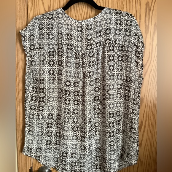 🍉Ripe blouse, L, notch at collar, white, lt & dk grey, EUC - Picture 2 of 6